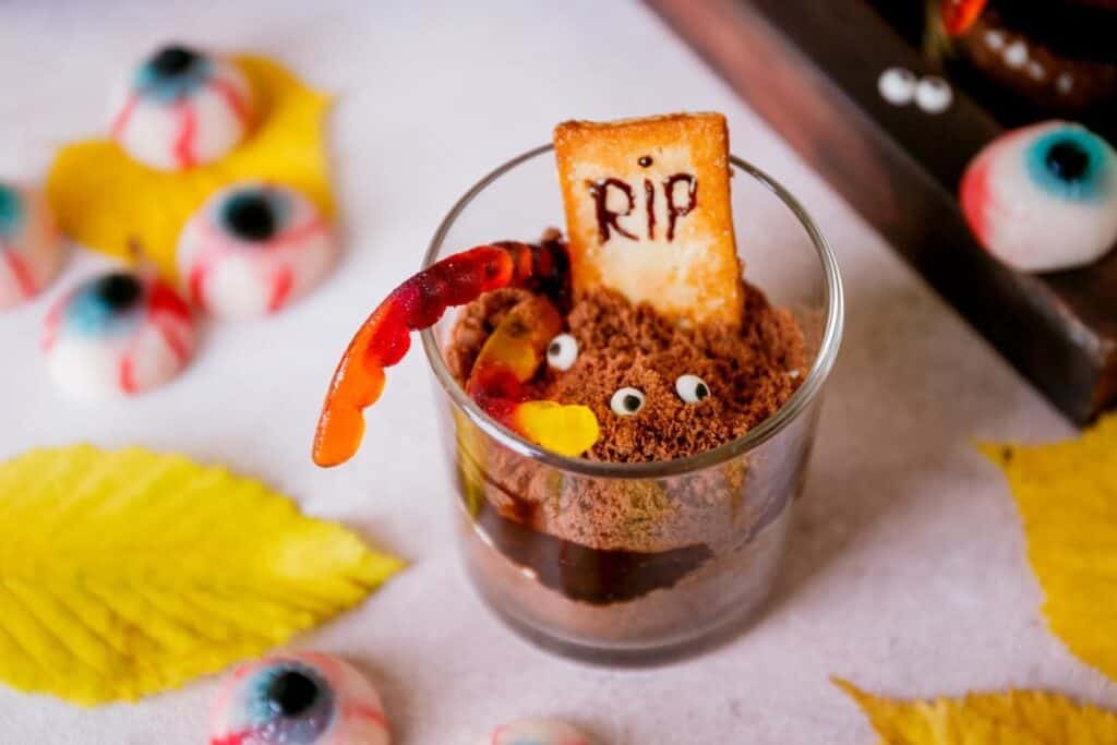 This image shows a recipe: Graveyard Dirt Cups for a halloween treat