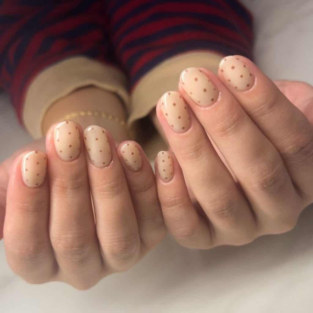 cream polka dot short nail manicure by @manis.by.morg
