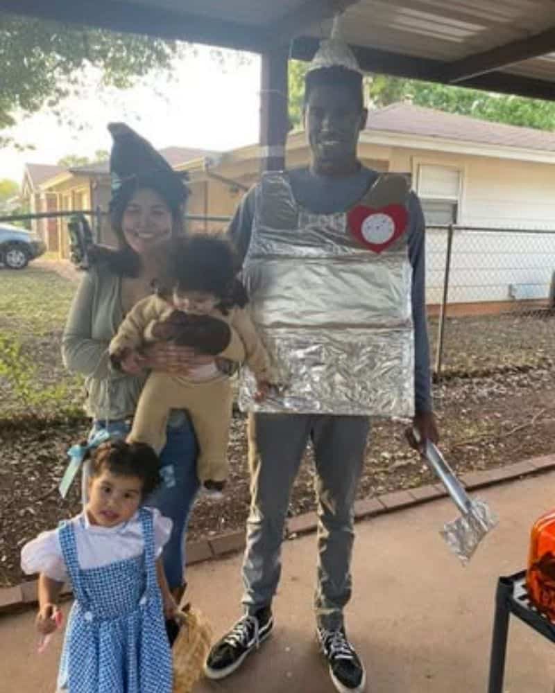 Family of 4 dressed as Wizard of Oz characters